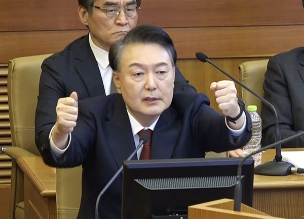 <b>한국</b>, '완전'에서 '<b>결함</b> 있는 <b>민주주의</b>'로 하락... 계엄 여파