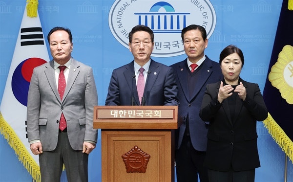 <b>유정복 개헌안</b>에 홍준표 "난 <b>반대</b>, 자세한 건 내 책에..."