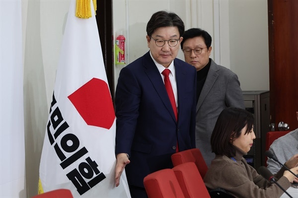 권성동 "헌재 결과 <b>승복</b>이 당 공식입장, 이재명은?"