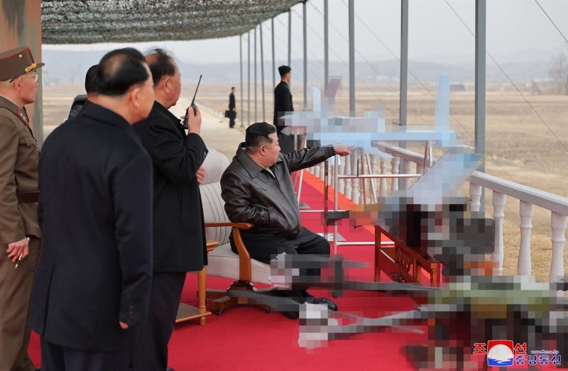 <b>김정은</b>, 무인정찰기·자폭공격형<b>무인기 성능시험</b> 참관