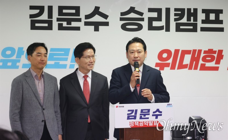 <b>김문수</b>에게 간 <b>장동혁</b> "국민 대통령으로 만들겠다"