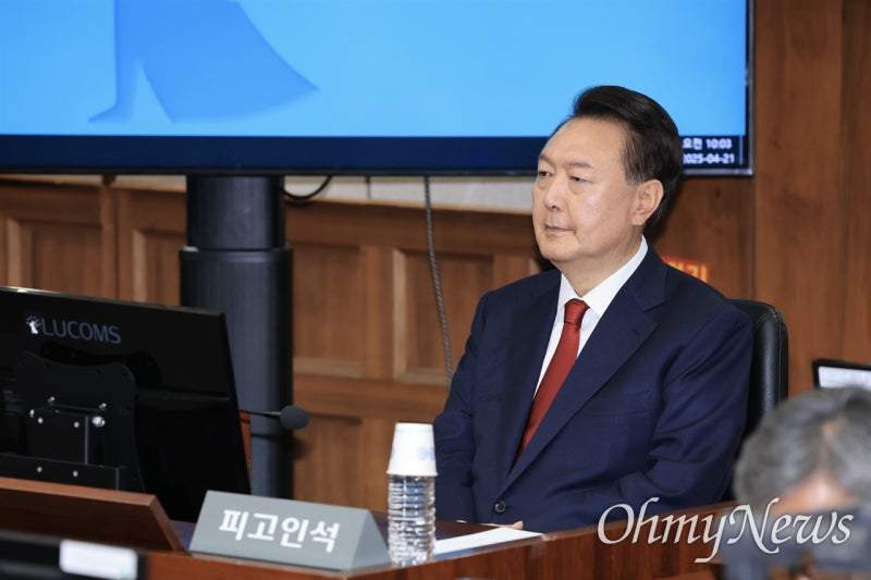 검찰, 재구속 없이 <b>윤석열</b> '<b>직권남용</b>' 혐의 <b>추가 기소</b>