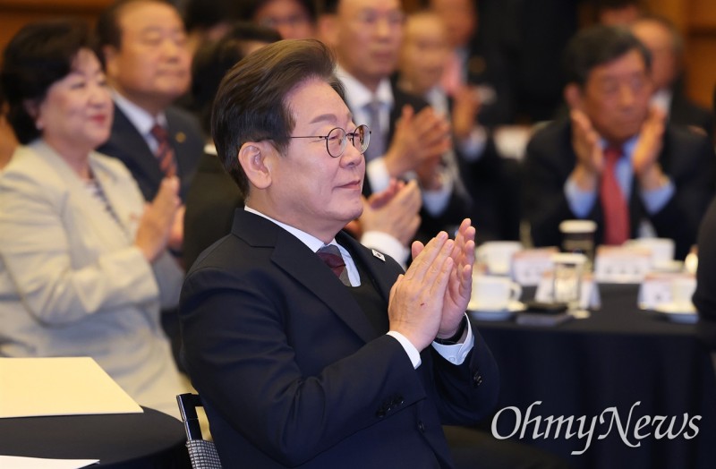 <b>이재명</b> 43%, 또 최고치...한덕수 23%, 김문수 12%, 이준석 <b>5</b>%