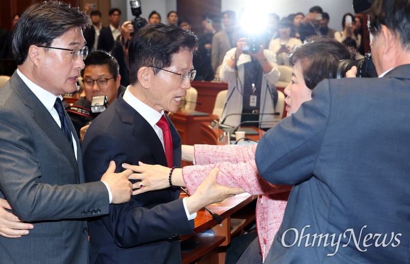 "강제 <b>단일화</b> 응할 수 없다" <b>김문수</b> 선전포고에 박차고 나간 권영세