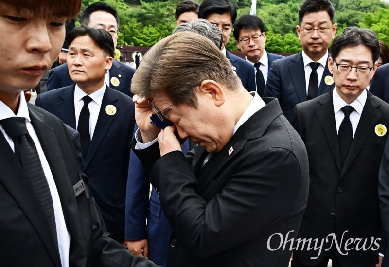 '봉하의 눈물' <b>이재명</b> "상대 적대시 정치문화, 되레 국민 분열"