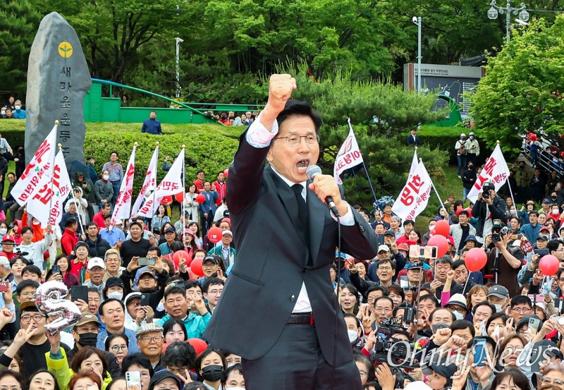김문수 "<b>박근혜</b> 생각하면 가슴 아파", <b>박근혜</b> "반드시 이겨달라"