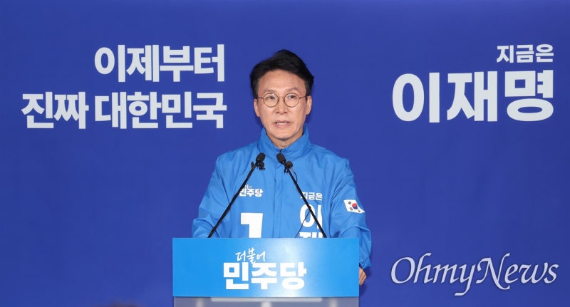 민주당, <b>김문수</b> 손 잡은 <b>이낙연</b>에 "전두환 칭송 사쿠라 행보의 끝"