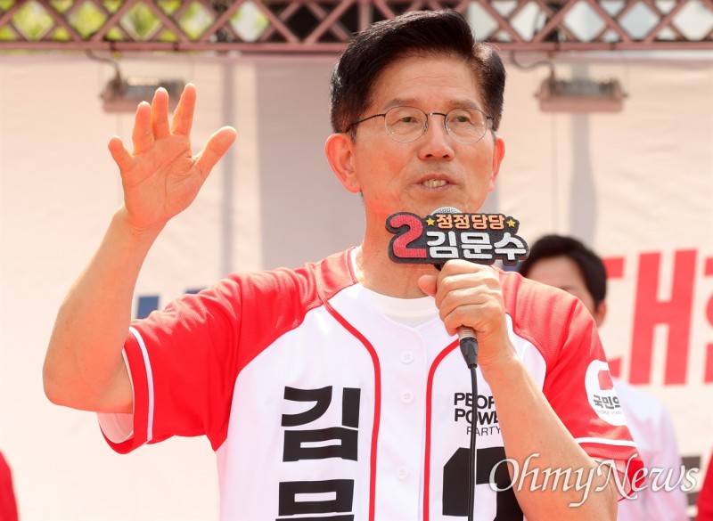 발끈한 <b>김문수</b> "<b>리박스쿨 댓글</b> 다는지 제가 어떻게 아나?"