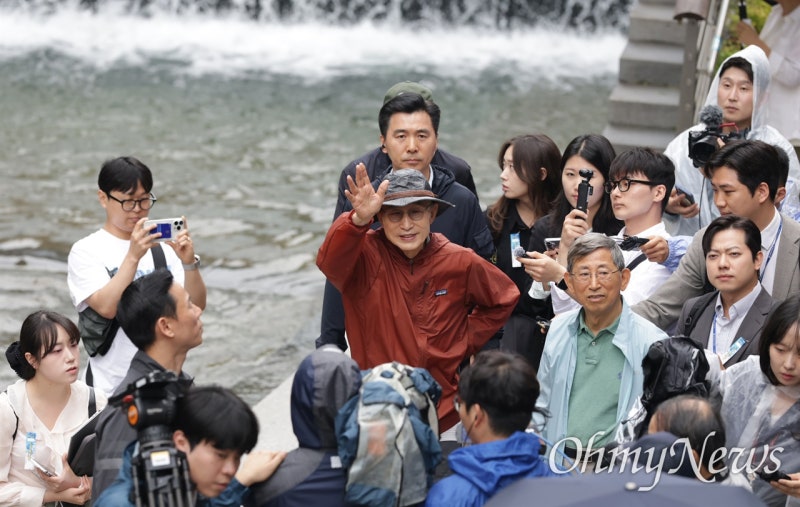 [오마이포토] 선거 하루 전, <b>청계천 산책</b> 나선 <b>이명박</b>
