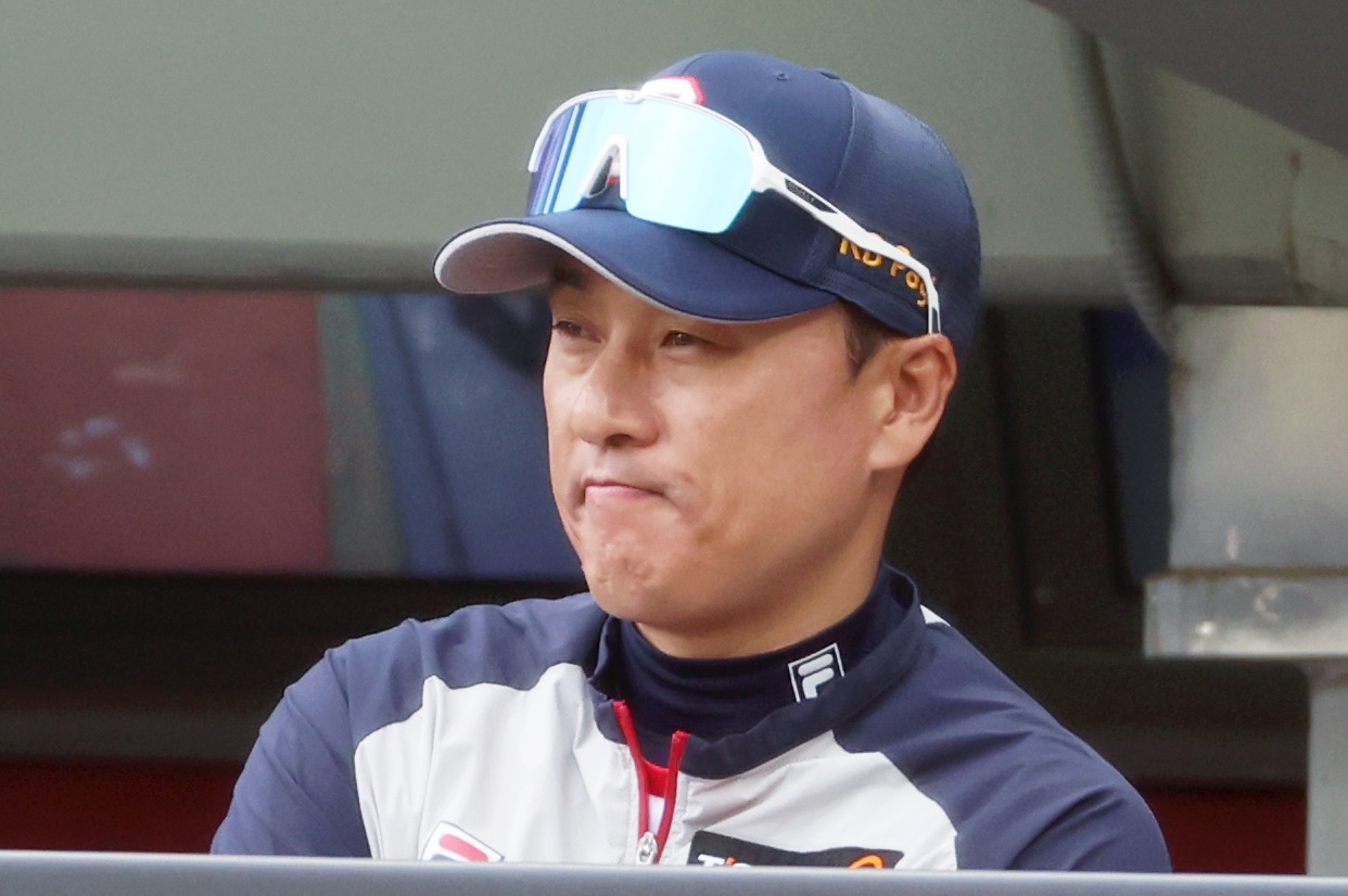 <b>두산</b> <b>이승엽</b> 감독, 계약 기간 못 채우고 자진 <b>사퇴</b>