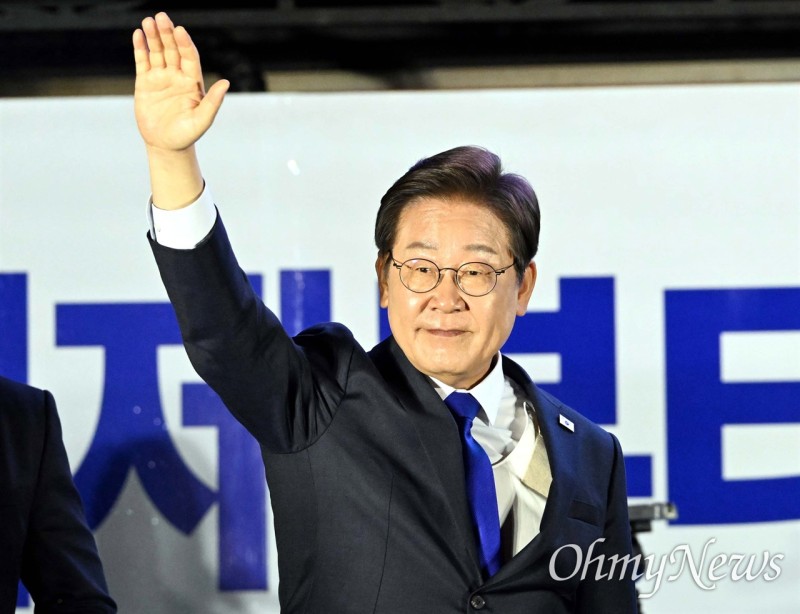 <b>이재명</b> 첫 연설 "다른색 옷 입어도 모두 대한국민, 함께 가자"