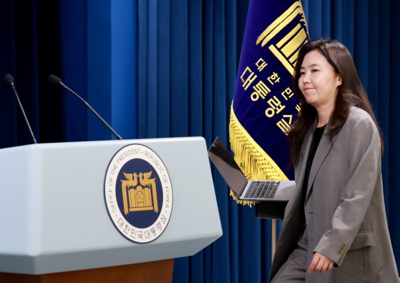 "무덤 같다"던 <b>대통령</b>실, 하루 만에 대부분 직원 복귀