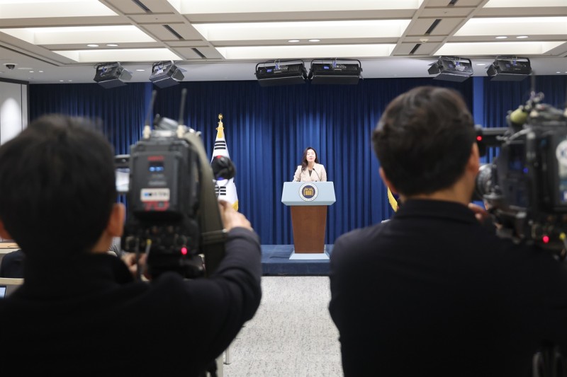 "기자 질문하는 모습도 생생히 전달하겠다"... <b>대통령실 브리핑룸</b> 개선