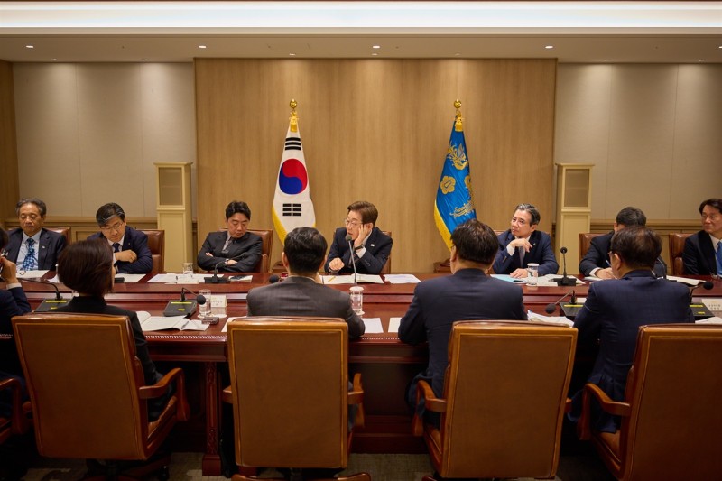 이 대통령 "<b>이태원 참사</b> <b>지원</b>금 못 받는 사람 없게 안내 강화하라"