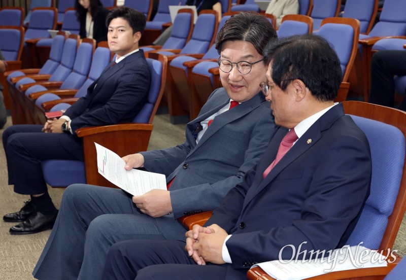 <b>김용태</b>에게 쏟아진 비난 "한동훈과 상의? 이준석 지령이냐"