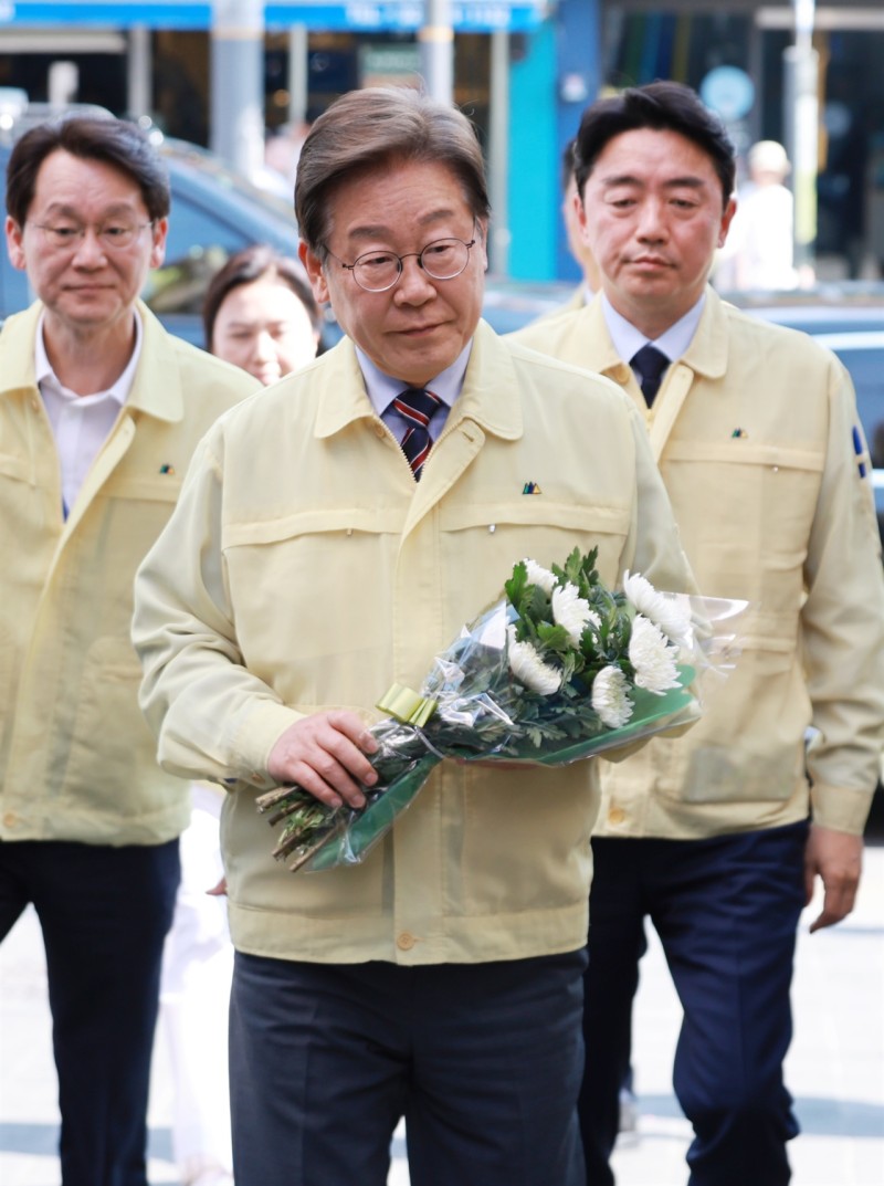 <b>이태원 참사</b> 현장 찾은 이 대통령 "이 정부에서는 절대로..."