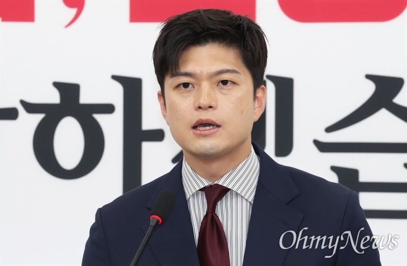 마지막 승부수 <b>김용태</b> "개혁안 당원 여론조사 실시하면 <b>사퇴</b>"