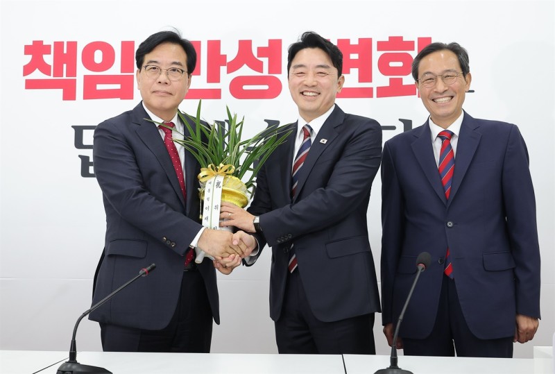 이재명 대통령, <b>여야 원내대표</b> 오찬 초청... 국힘 <b>송언석</b> "좋다"