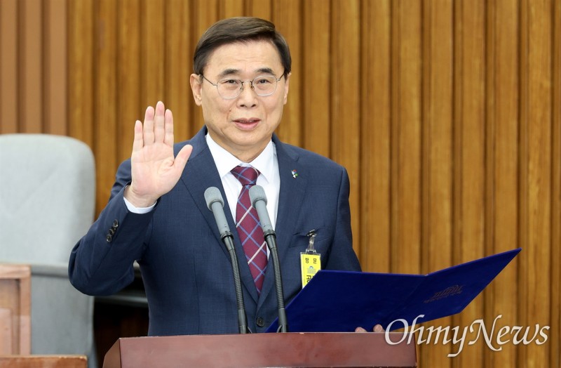 고성 오간 <b>이종석</b> 청문회... "대남 연락사무소 전락" - "사과해요!"