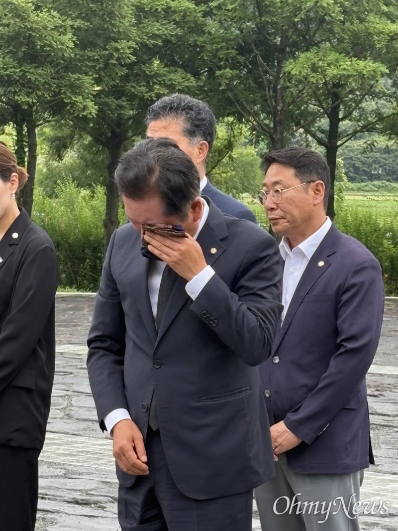 [영상] <b>정청래</b>, 노무현 대통령 묘소 참배하며 <b>눈물</b>... "잘하겠습니다"
