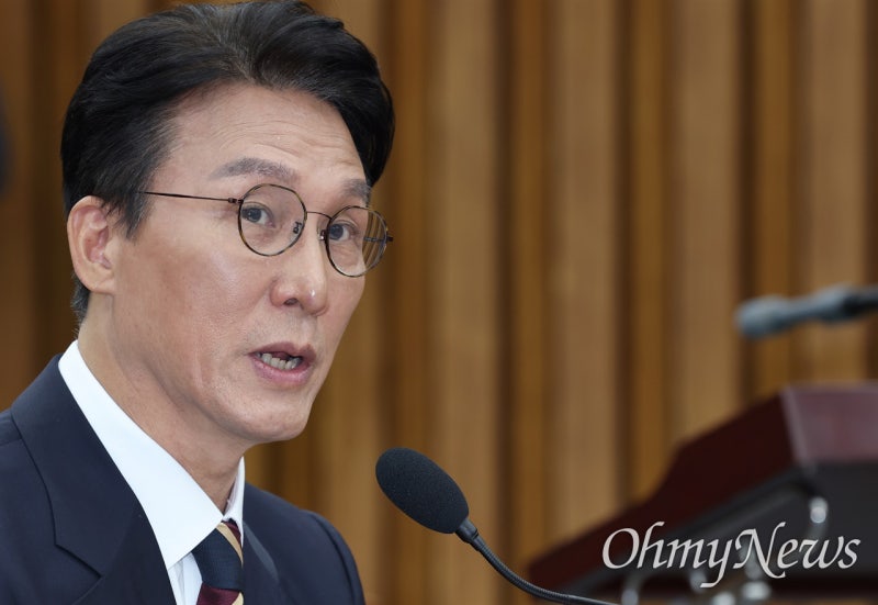 <b>김민석</b> "정치검사의 조작질... 제2의 <b>논두렁 시계</b> 프레임 만들어"
