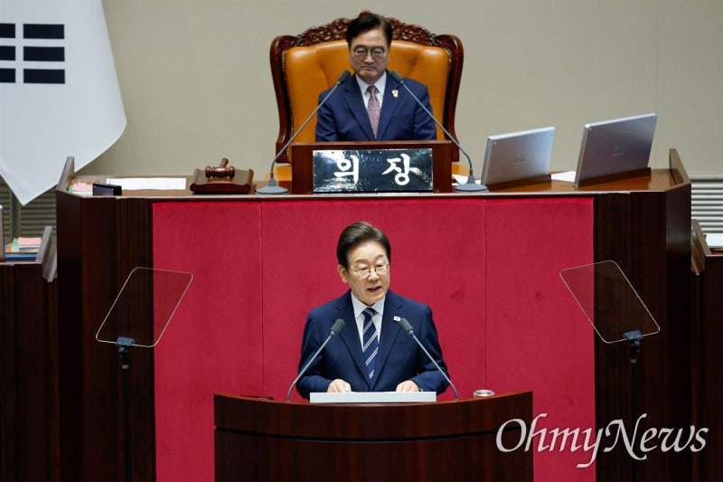 "야당 의원님들도 의견 내달라" 이 <b>대통령</b>의 첫 <b>추경 시정연설</b>