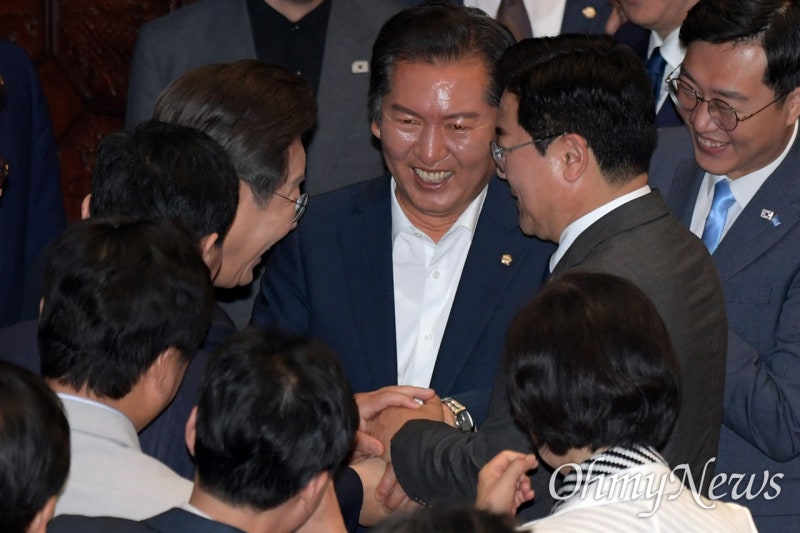 '<b>당권</b> 경쟁' <b>박찬대</b>·정청래 조우한 이 대통령, '공평하게' 악수 주선