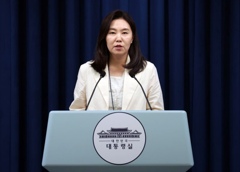 이 대통령 지시 하루 만에 대통령실 '<b>광주 군 공항 이전</b>' TF 구성