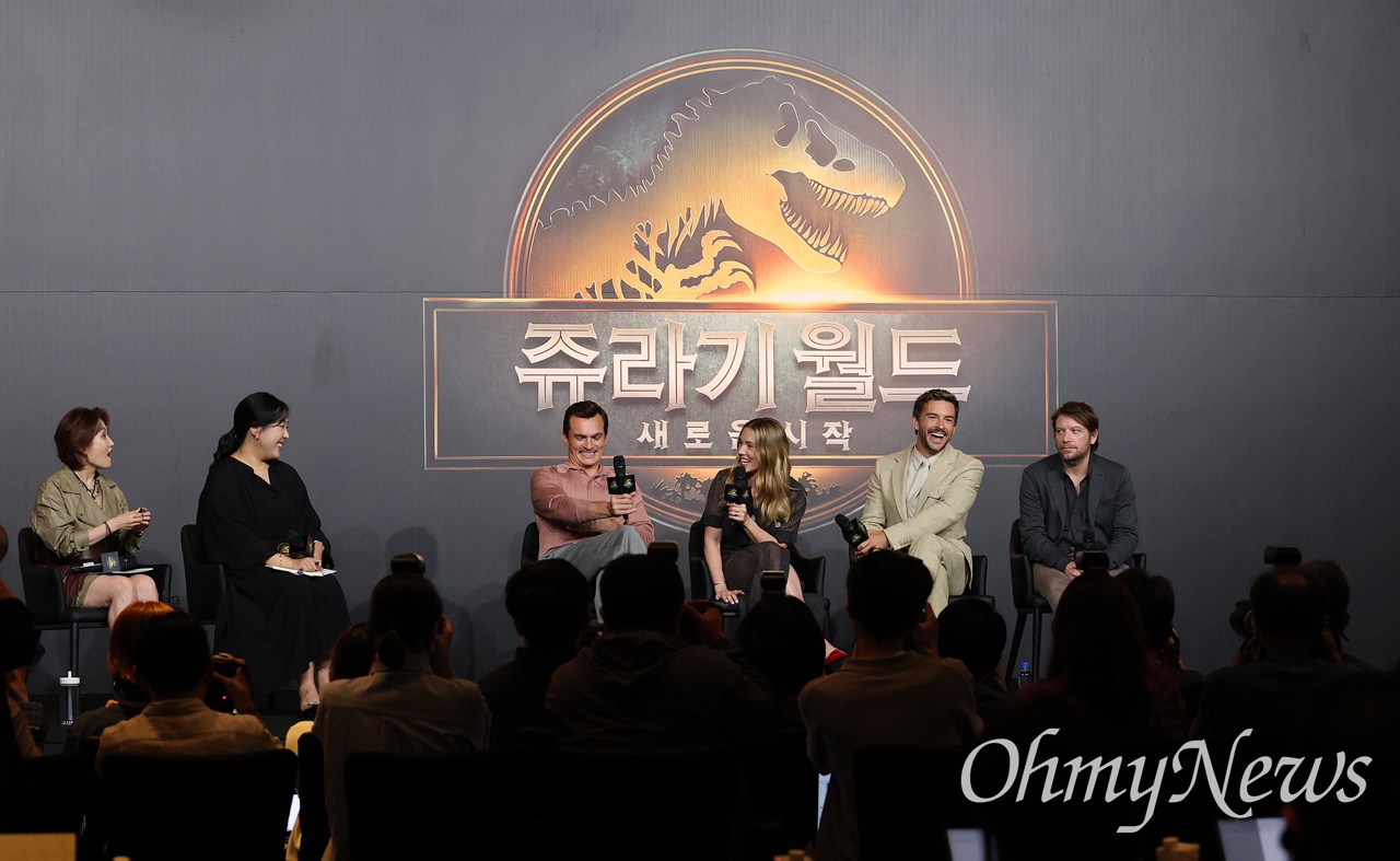 [오마이포토] '<b>쥬라기 월드</b>: 새로운 시작' <b>배우</b>들의 공룡 사랑