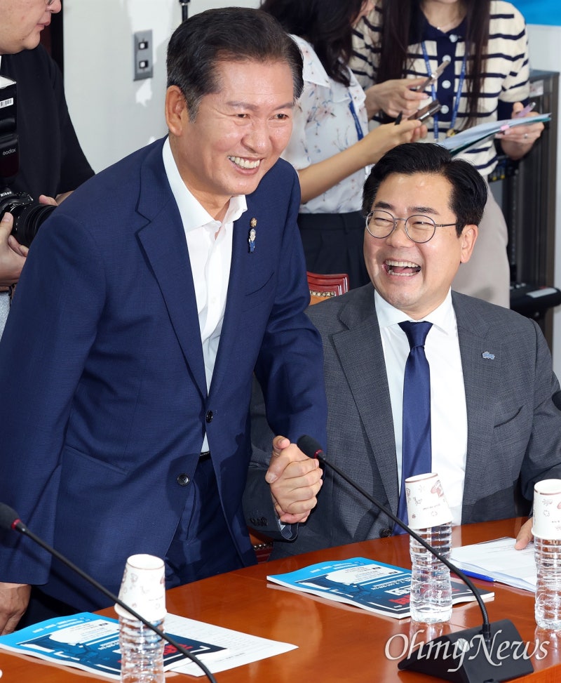 민주당 차기 당대표 후보 지지율, <b>정청래</b> 32% 박찬대 28%