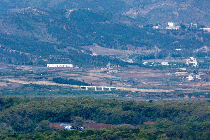 <b>귀순</b>자는 <b>북한</b> 민간인... 군, 20시간 <b>귀순</b> 유도작전 펼쳐 신병확보