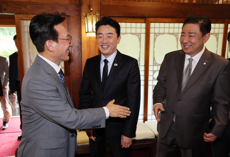 첫 고위당정 "가공식품 인상 최소화, <b>추경 조기 집행</b>"