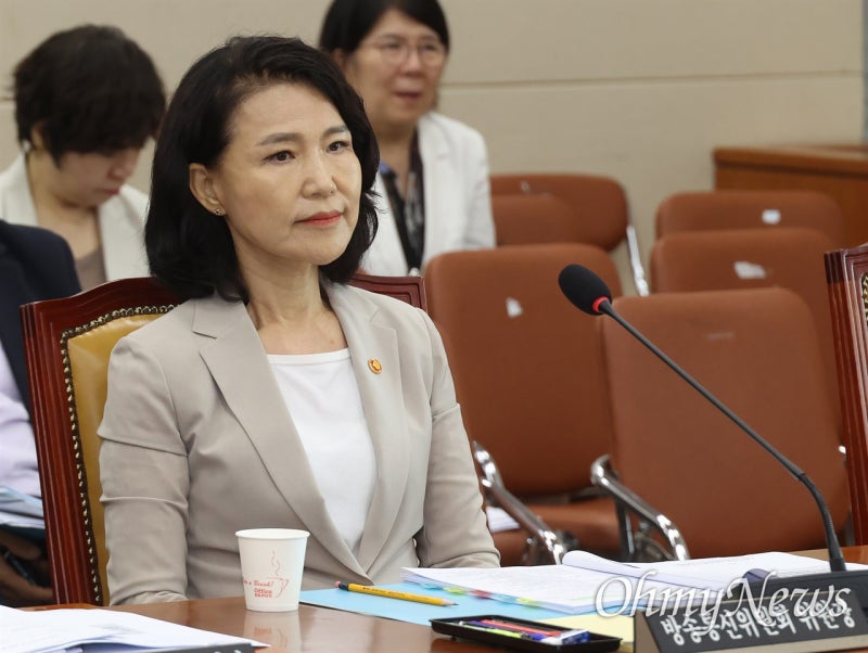 입법 됐으면 <b>대통령</b> 아닌 국회에 따져라... 이진숙 향한 강유정의 '훈계...