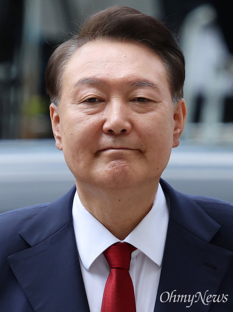 <b>윤석열 구속</b><b>심사</b> 시작... "대통령!"-"감방으로!" 외침 혼재