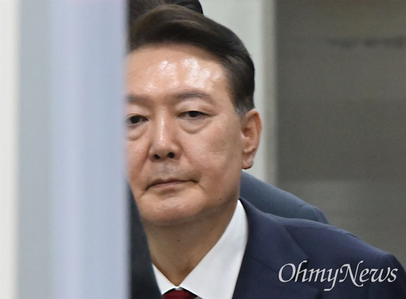<b>윤석열</b>은 <b>내란 재판 불출석</b>... 박근혜처럼 보이콧하나