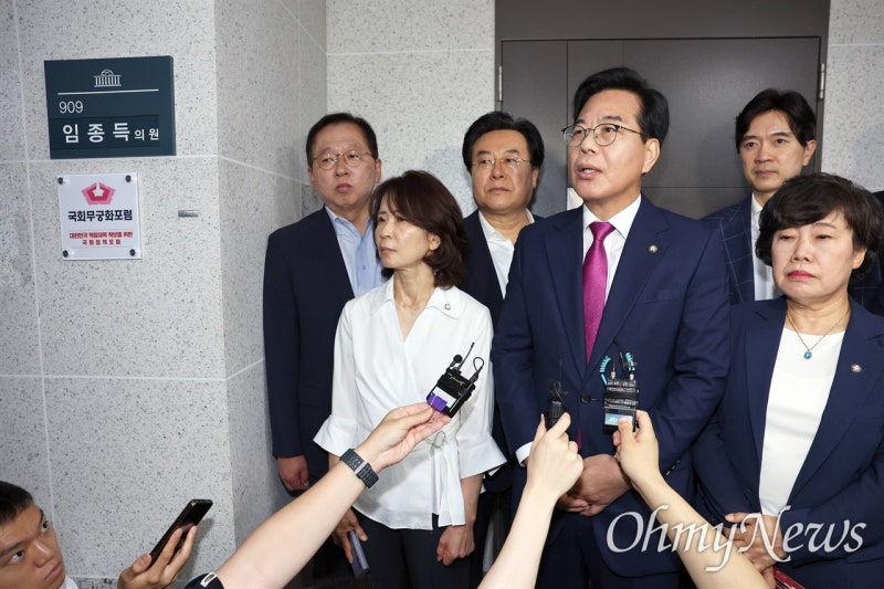 <b>임종득</b> 의원실 <b>압수수색</b>, 국힘 20여명 집결 "야당 탄압"