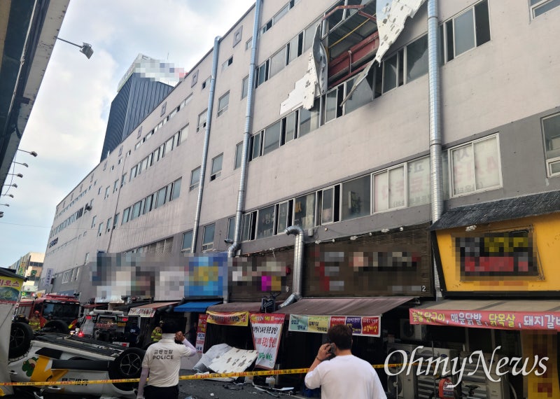 광주 한낮 도심 4층 <b>주차타워</b>서 <b>택시 추락</b>…1명 부상