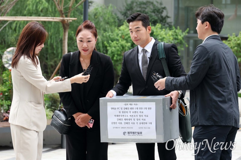 박스 들고 특검 간 <b>강혜경</b> "윤 22회, 홍 23회, 오 18회 여론조사 증거 제...