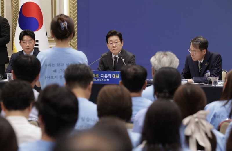 참사 유족들에 고개 숙인 이 <b>대통령</b> "억울한 분 없게 하겠다"