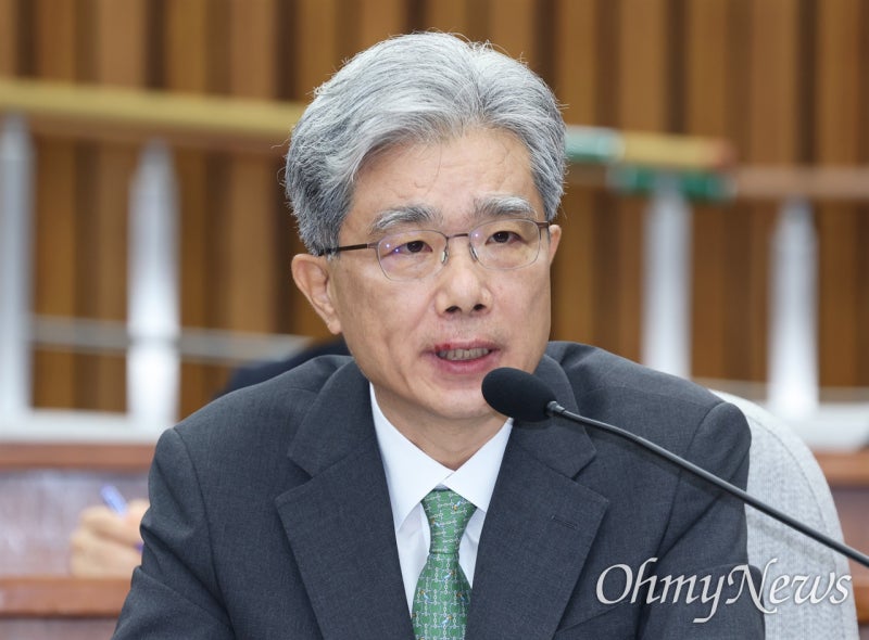 <b>김상환</b> 헌재소장 후보자 "정치의 사법화, 사법의 정치화, 늘 의식"