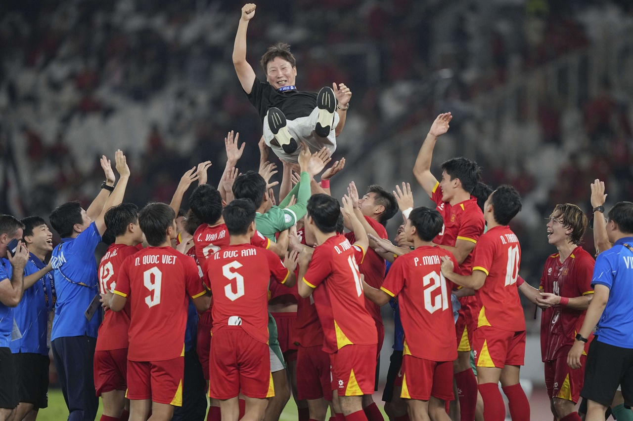 동남아 '축구한류' 중심 베트남, '김상식' 매직 통했다