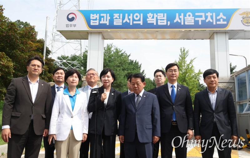 서울<b>구치소</b> 측 "<b>윤석열</b>, 객관적으로 건강 악화 아냐"