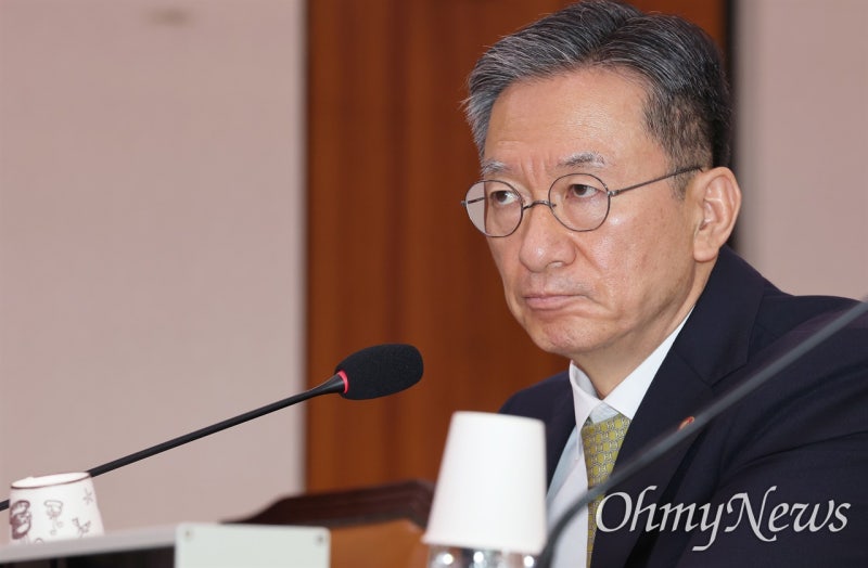 <b>속옷</b> 바람 <b>저항</b>한 <b>윤석열</b>, 법무장관 "참으로 민망하고 부끄러워"