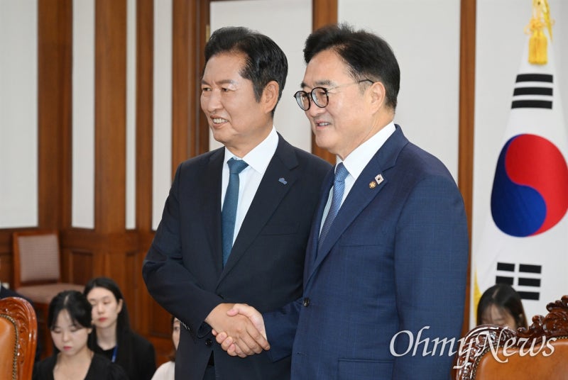 <b>우원식</b> 만난 <b>정청래</b> "3대 개혁 속전속결, 골든타임 협조해 달라"