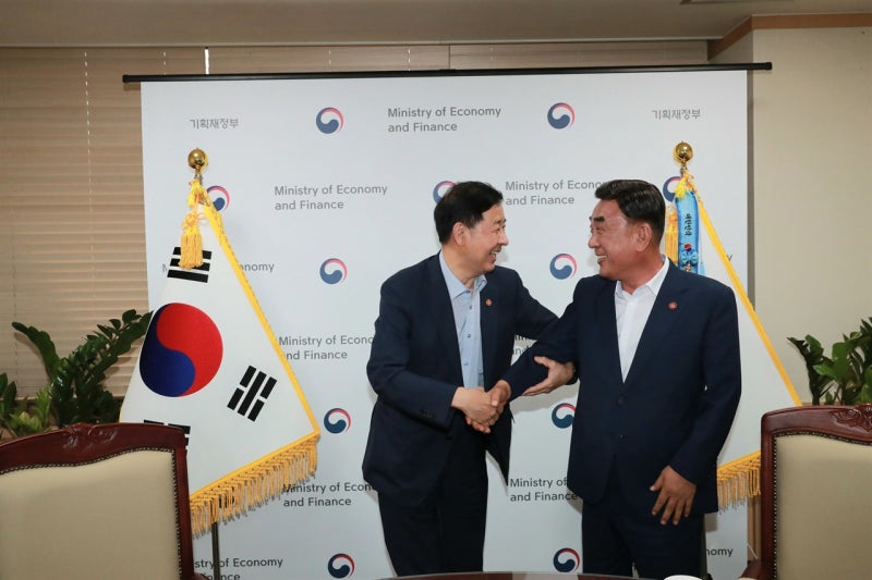 경제부총리 만난 <b>울산</b>시장, '미래 동력 사업' 국비 요청