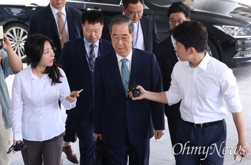 두 번째 <b>특검</b> 출석 <b>한덕수</b>의 한마디 "고생 많다"