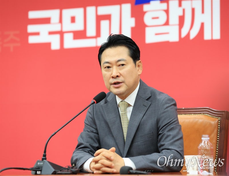 취임 첫날부터 반발... <b>장동혁</b> "윤 접견 약속 지킨다" vs. 조경태 "대표...