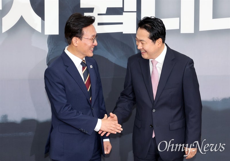 <b>김민석</b>과 악수한 <b>장동혁</b> "여야가 손 잡기는 아직 거리 멀다"