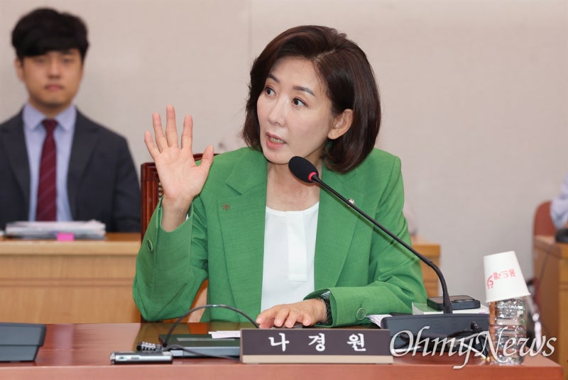 사과 거부 <b>나경원</b> "법사위 <b>초선</b>, 행동대장처럼 고성·비아냥"