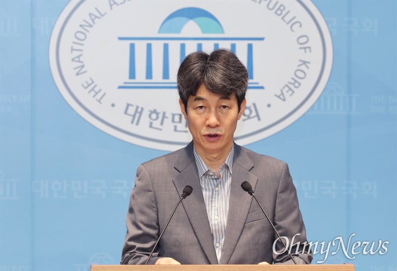 "<b>국정원</b> 80여 명 <b>계엄사</b>·합수부 <b>파견</b> 검토... 철저히 수사해야"